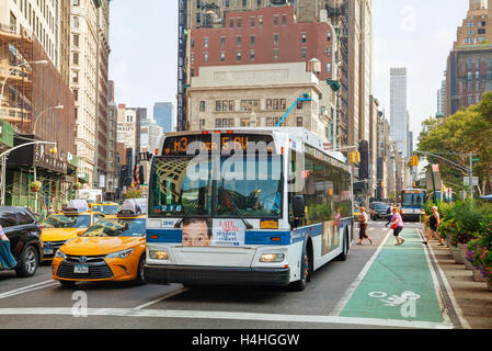 NEW YORK CITY - 04. SEPTEMBER: Yellow Cab und Bus mit Menschen am 5th Avenue am 4. September 2015 in New York City. Stockfoto