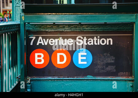-NEW YORK 5. SEPTEMBER: 7th Avenue u-Bahn Ortsschild am 5. September 2015 in New York City. Stockfoto