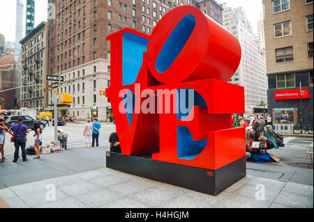NEW YORK CITY - 5. SEPTEMBER: Love Sculpture 55th Street mit Touristen im 5. September 2015 in New York City. Stockfoto