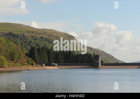 Dam und runden Stein Turm der Llwyn - am Stausee, der größte und südlichste der drei Stauseen im Taff Fawr Tal, Merthyr Tydfil. Sou Stockfoto
