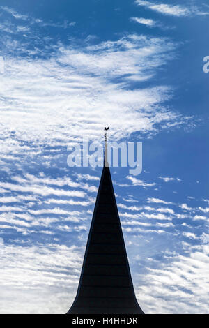 Silhouette der Kirchturm gegen Cirrus-Wolken - Frankreich. Stockfoto