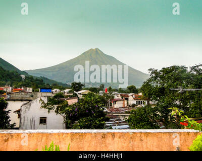 Agua Vulkan in der Abenddämmerung vom Dach eines Hauses in Antiqua, Guatemala. Stockfoto