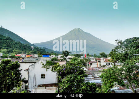 Agua Vulkan in der Abenddämmerung vom Dach eines Hauses in Antiqua, Guatemala. Stockfoto