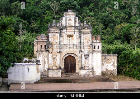 Antigua, Guatemala – 16. Juni 2011: Antigua Guatemala Kirchenruinen, Ruinen La Ermita De La Santa Cruz. Nur zur redaktionellen Verwendung. Stockfoto