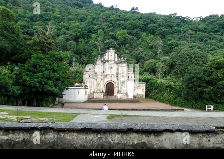 Antigua, Guatemala – 16. Juni 2011: Antigua Guatemala Kirchenruinen, Ruinen La Ermita De La Santa Cruz. Nur zur redaktionellen Verwendung. Stockfoto