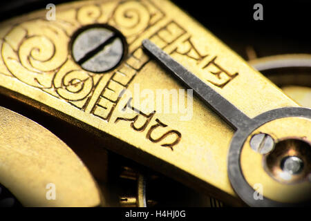 Vintage getrübt Taschenuhr schnell oder langsam, vorn/hinten, Eile oder späten Indikator in goldene Farbe hautnah Stockfoto