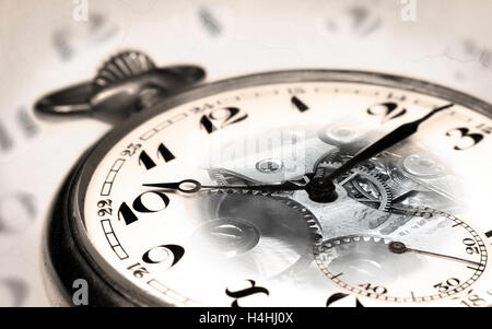 Alte Schweizer Pocket Watch Montage mit transparenten Ziffernblatt und Vintage Uhr Gesicht Hintergrund Stockfoto