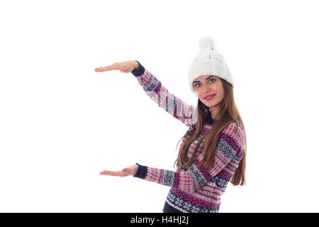 Frau in Pullover und weiße Hut hält so etwas Stockfoto