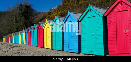 Strandhütten in Llanbedrog Beach, Wales Stockfoto