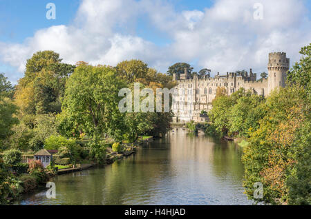 Herbst im Warwick Castle erbaute William den Eroberer 1068, mit Blick auf den Fluss Avon, Warwick, Warwickshire, England, UK Stockfoto