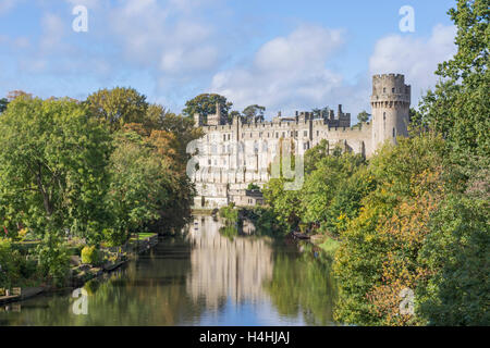 Herbst im Warwick Castle erbaute William den Eroberer 1068, mit Blick auf den Fluss Avon, Warwick, Warwickshire, England, UK Stockfoto