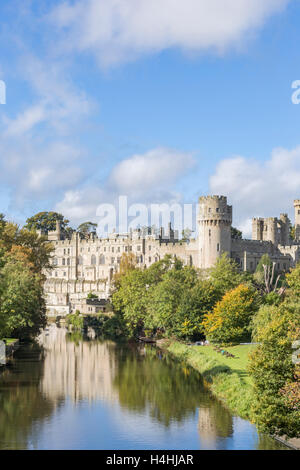 Herbst im Warwick Castle erbaute William den Eroberer 1068, mit Blick auf den Fluss Avon, Warwick, Warwickshire, England, UK Stockfoto