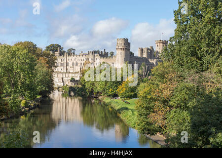 Herbst im Warwick Castle erbaute William den Eroberer 1068, mit Blick auf den Fluss Avon, Warwick, Warwickshire, England, UK Stockfoto