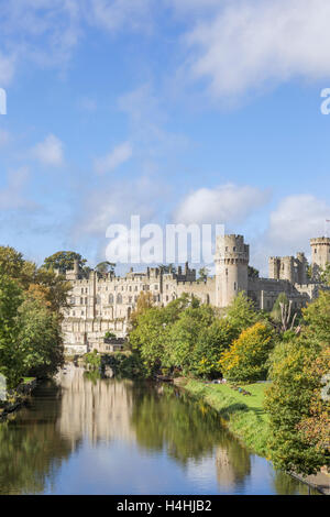 Herbst im Warwick Castle erbaute William den Eroberer 1068, mit Blick auf den Fluss Avon, Warwick, Warwickshire, England, UK Stockfoto