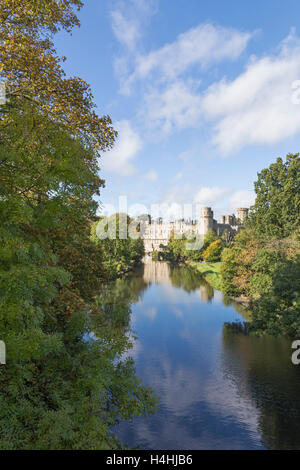 Herbst im Warwick Castle erbaute William den Eroberer 1068, mit Blick auf den Fluss Avon, Warwick, Warwickshire, England, UK Stockfoto