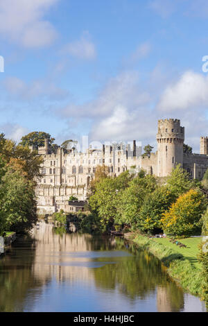 Herbst im Warwick Castle erbaute William den Eroberer 1068, mit Blick auf den Fluss Avon, Warwick, Warwickshire, England, UK Stockfoto