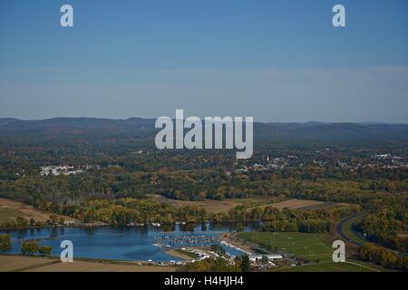 Ein Blick auf Mt. Tom in der Mt. Tom Reservierung/Staatspark des Bereichs Holyoke in Holyoke, Massachusetts. Stockfoto