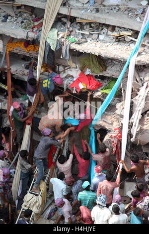 Bangladeshi versammeln sich als Retter nach Überlebenden und Opfer auf dem Gelände des Rana Plaza in Savar eingestürzten Gebäude suchen, Stockfoto