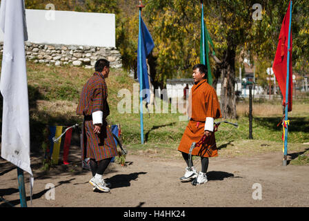 Gegner stehen sich vor eine Runde in einem traditionellen Bogenschießen Spiel in Paro, Bhutan Stockfoto