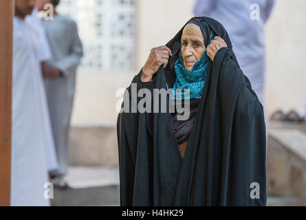 Niawa, Oman, 13. Oktober 2016: Alte omanischen Dame auf dem Markt Stockfoto