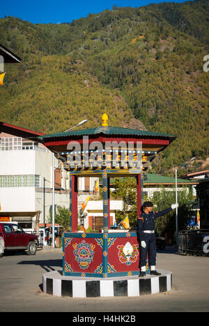 Uniformierte Verkehrspolizist Regie Fahrzeuge in Thimphu, Bhutan. Stockfoto