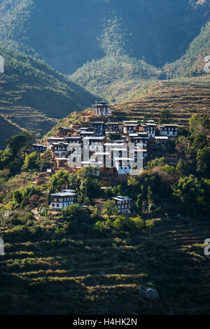 Traditionelle Dorf von Rinchengang auf einem terrassierten Hügel mit Paddy Felder gegenüberliegenden Wangdue Phodrang (Wangdi), Bhutan Stockfoto