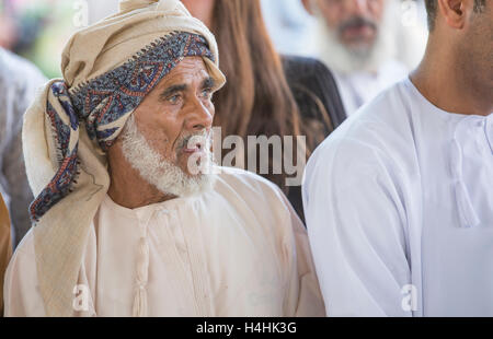 Niawa, Oman, 13. Oktober 2016: Omanischen Greis in Nizwa Markt Stockfoto