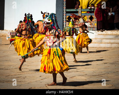 Traditionelle buddhistische Maskentanz Schwarzhals-Kranich-Festival, Gangte Kloster, Phobjikha Tal, Bhutan Stockfoto