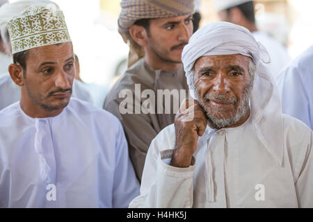Niawa, Oman, 13. Oktober 2016: Omanischen Mann in Nizwa Ziege Markt Stockfoto