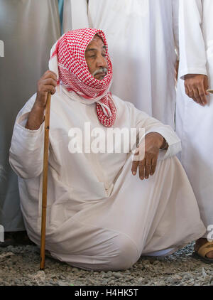 Niawa, Oman, 13. Oktober 2016: Alter Mann auf einer Ziege-Markt Stockfoto