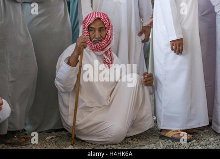 Niawa, Oman, 13. Oktober 2016: Alter Mann auf einer Ziege-Markt Stockfoto