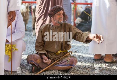Niawa, Oman, 13. Oktober 2016: Omanischen Mann in Nizwa Ziege Markt Stockfoto