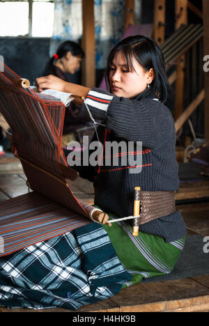 Frauen beim Weben traditionelle Stoffe auf Griffrücken Webstühle in Thimphu, Bhutan Stockfoto