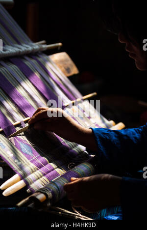 Detail des Weibes Handweberei traditionellen Textil auf Rücken-Gurt Webstuhl in Thimphu, Bhutan Stockfoto