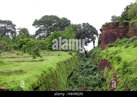 Überreste des tiefen Grabens gemacht um für die Sicherheit in Cabo de Rama Fort in Goa, Indien. Stockfoto