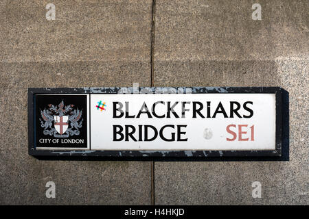 Straßenschild der Blackfriars Bridge, London, UK Stockfoto