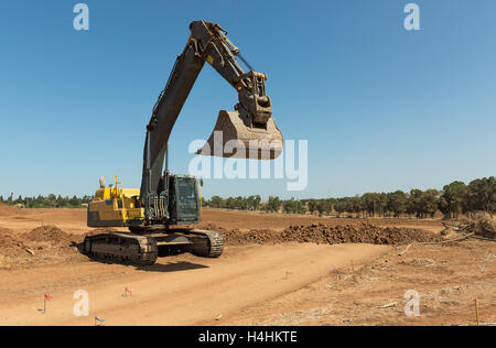 Großen nachverfolgten Bagger am Himmelshintergrund Stockfoto