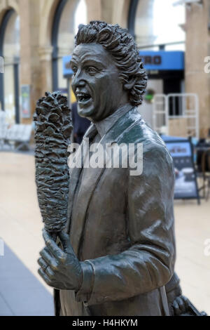 Ken Dodd Statue von Tom Murphy, „Chance Meeting“, Liverpool Lime St, Bahnhof, England, Großbritannien Stockfoto