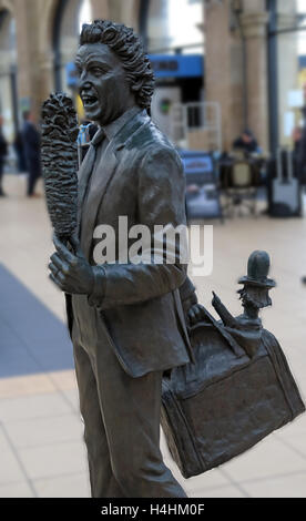 Ken Dodd Statue von Tom Murphy, „Chance Meeting“, Liverpool Lime St, Bahnhof, England, Großbritannien Stockfoto