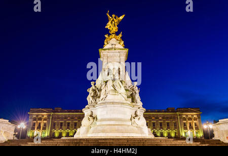 Das Victoria Memorial am Abend - London, England Stockfoto