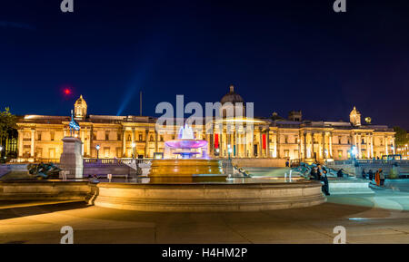 Brunnen und die National Gallery am Trafalgar Square in London Stockfoto