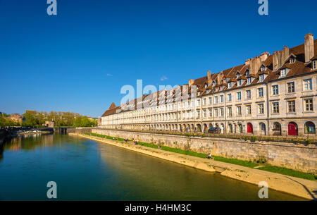 Ansicht der Böschung in Besancon mit Straßenbahn auf einer Brücke - Frankreich Stockfoto