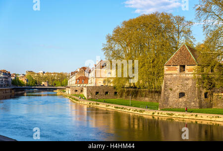 Gebäude auf dem Damm in Besançon - Frankreich Stockfoto