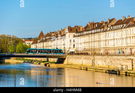 Ansicht der Böschung in Besancon mit Straßenbahn auf einer Brücke - Frankreich Stockfoto