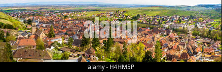 Panorama von Ribeauvillé, einem traditionellen Dorf im Elsass/Frankreich Stockfoto