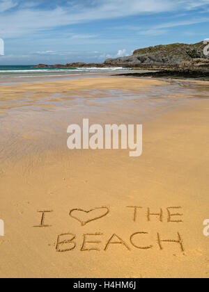 Die Worte "Ich liebe den Strand" in goldenen gelben Sand der abgelegenen schottischen Strand geschrieben. Stockfoto