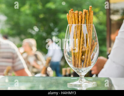 das Brot-sticks mit Sesam in einem Glas Stockfoto