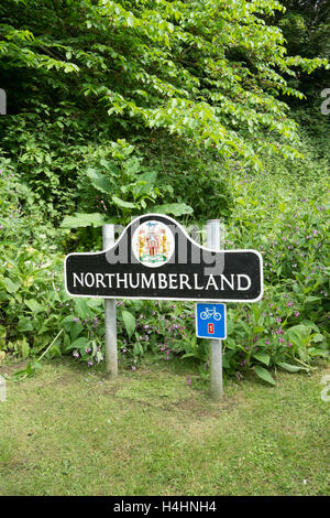 Am Straßenrand Northumberland county Grenze Schild mit Wappen der Grafschaft vor schwarzem Hintergrund Stockfoto