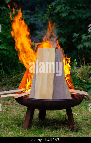 eine brennende Laminat-Paneele in offenes Feuer auf einen Grillplatz Stockfoto