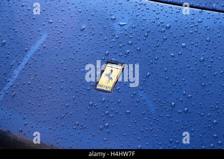 Regentropfen auf einen blauen Ferrari Motorhaube Stockfoto